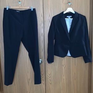 Womens Like New Navy Blazer & Pants Suit (Size 10)